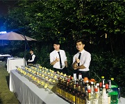 魔貼世家首次新品發布會邀請【佛山展翅調酒咖啡西點培訓學?！空{酒師作為花式調酒演出嘉賓