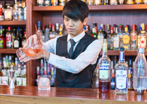 【佛山展翅調酒咖啡西點培訓學?！空{酒師大山