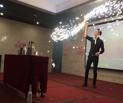 廣州大本營(yíng)貿(mào)易有限公司晚會(huì)邀請(qǐng)佛山展翅調(diào)酒咖啡西點(diǎn)培訓(xùn)學(xué)校朱歡洪作為花式調(diào)酒師演出嘉賓